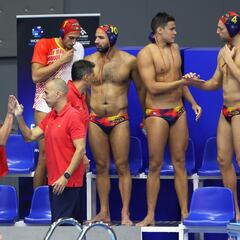 España mastica cristales, pero pasa a semifinales