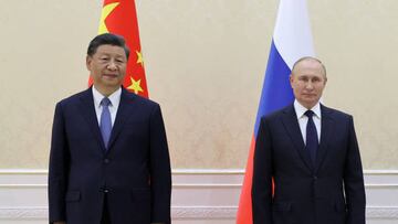 China's President Xi Jinping and Russian President Vladimir Putin pose with Mongolia's President during their trilateral meeting on the sidelines of the Shanghai Cooperation Organisation (SCO) leaders' summit in Samarkand on September 15, 2022. (Photo by Alexandr Demyanchuk / SPUTNIK / AFP) (Photo by ALEXANDR DEMYANCHUK/SPUTNIK/AFP via Getty Images)