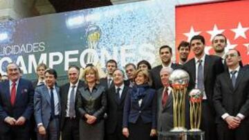 <b>EN LA COMUNIDAD. </b>La plantilla al completo del Madrid, Florentino y algunos directivos posan con el trofeo junto a Esperanza Aguirre.