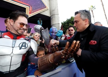 Director Joe Russo firmando y saludando a los fans de los Avengers, en la premiere mundial Avengers: Endgame en Los Ángeles, California.