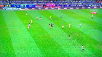 El lateral mexicano estaba adelantado al momento del toque pero no se mercó y tras una gran jugada se derivó el primer gol.