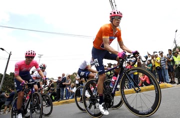 Rigo Urán lució la camiseta naranja de líder en la segunda etapa.