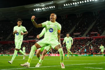 En la jornada 19, disputada con adelanto el 3 de diciembre de 2024, el Bar?a logr¨® una victoria contundente 1-5 contra el RCD Mallorca en el Visit Mallorca Estadi.
El partido comenz¨® con un gol de Ferran Torres, quien aprovech¨® un error defensivo del Mallorca para adelantar al Bar?a. Sin embargo, el equipo local empat¨® al filo del descanso con un tanto de Vedat Muriqi. En la segunda mitad, el Barcelona desat¨® su ofensiva con un doblete de Raphinha, seguido por goles de Pau V¨ªctor y Frenkie de Jong, sellando la goleada.