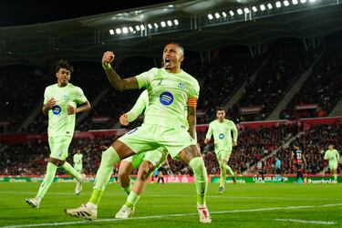 En la jornada 19, disputada con adelanto el 3 de diciembre de 2024, el Barça logró una victoria contundente 1-5 contra el RCD Mallorca en el Visit Mallorca Estadi.
El partido comenzó con un gol de Ferran Torres, quien aprovechó un error defensivo del Mallorca para adelantar al Barça. Sin embargo, el equipo local empató al filo del descanso con un tanto de Vedat Muriqi. En la segunda mitad, el Barcelona desató su ofensiva con un doblete de Raphinha, seguido por goles de Pau Víctor y Frenkie de Jong, sellando la goleada.