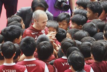 La afición del Vissel Kobe arropó a Iniesta en su presentación