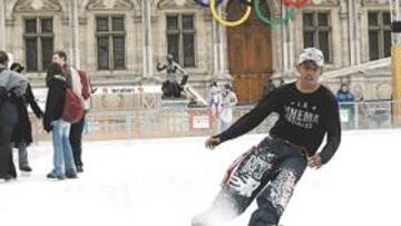 <b>AMBIENTE DE LUJO. </b>París se ha engalanado para acoger al COI. Incluso, se puede patinar delante del Ayuntamiento. Abajo, las míticas pistas de Roland Garros, que acogerían el tenis.