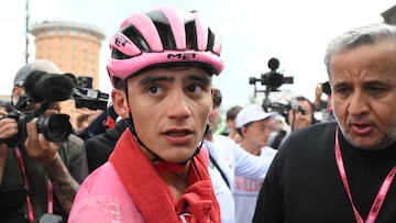 Cycling - Giro d'Italia - Stage 20 - Verres to Sestriere - Italy - May 31, 2025 UAE Team Emirates's Isaac Del Toro wearing the maglia rosa jersey reacts after stage 20 REUTERS/Jennifer Lorenzini