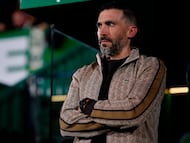 Soccer Football - LaLiga - Elche v Real Madrid - Estadio Manuel Martinez Valero, Elche, Spain - November 23, 2025 Elche coach Eder Sarabia before the match REUTERS/Pablo Morano