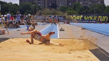 La atleta rusa Anna Pyatykh, ejecutando un triple salto.