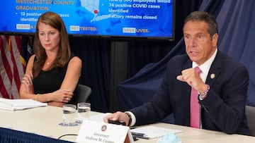 Fotograf&iacute;a cedida por la Gobernaci&oacute;n de Nueva York donde aparece su gobernador Andrew Cuomo (d) hablando junto a su secretaria, Melissa DeRosa, durante la rueda de prensa diaria este lunes en Albany, Nueva York (EEUU). 