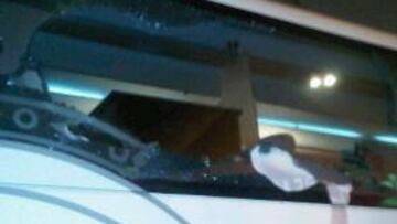 Rompen dos lunas del autobús del Madrid en Sevilla.