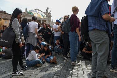 Cientos de personas esperan para despedirse del papa Francisco en la Basílica de San Pedro. 