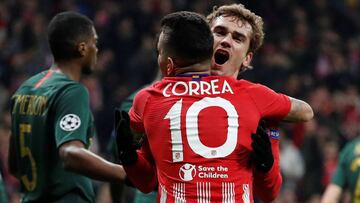 Correa celebra un gol con Griezmann.