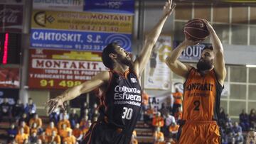 GRA287. FUENLABRADA (MADRID), 05/11/2016.- El escolta croata del Montakit Fuenlabrada Marko Popovic (d) tira a canasta ante el escolta del Valencia Basket Joan Sastres (i), durante el partido de la séptima jornada de la Liga ACB que se juega hoy en el pabellón Fernando Martín, en Fuenlabrada (Madrid). EFE/Kiko Huesca
