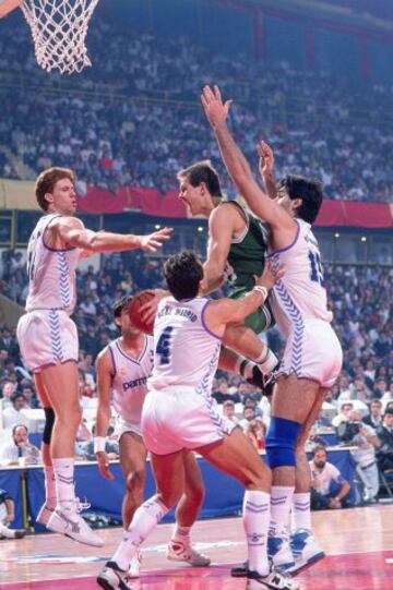 Danny Ainge defendido por los jugadores del Real Madrid.