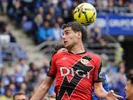 OVIEDO, 23/11/2025.- El delantero del Rayo Vallecano Sergio Camello (c) salta por el balón durante el partido de LaLiga entre el Oviedo y el Rayo Vallecano este domingo en el estadio Carlos Tartiere de la capital asturiana. EFE/ Paco Paredes