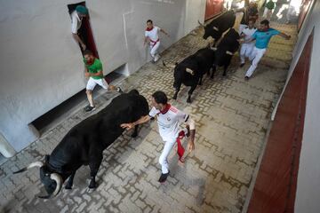 Imágenes del séptimo encierro de los Sanfermines 2022. La ganadería encargada de los toros de este séptimo encierro será la de Victoriano del Río, una de las más importantes del panorama taurino nacional.