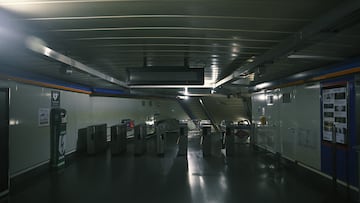 Una vista muestra una estacin de Metro a oscuras en Madrid durante un apagn generalizado que afect a Espa?a y Portugal
