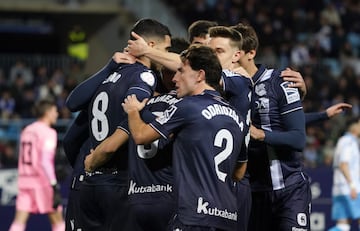 Los jugadores de la Real festejan su gol.