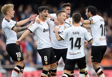 El Valencia CF es conocido como el conjunto "che", interjecci¨®n que podr¨ªa traducirse por ¡®oye¡¯. ?sta es una expresi¨®n muy utilizada en la Comunidad Valenciana normalmente para llamar la atenci¨®n de alguien, para enfatizar algo o simplemente como muletilla sin significado alguno. Con el paso del tiempo al club valencianista fundado en 1919 y a sus aficionados se les acabar¨ªa reconociendo por el pseud¨®nimo de ¡®ches¡¯.