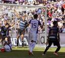 El Valladolid desciende por un autogol que salva al Granada