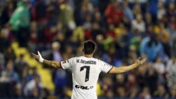 El delantero del Valencia Álvaro Negredo durante el partido de la decimosegunda jornada de Liga que disputado esta tarde en el estadio Ciutat de Valencia.