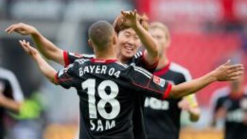 Sidney Sam celebra el gol que le hizo al Hannover con Son.