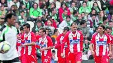 <b>DESOLADOS. </b>Los jugadores racinguistas muestran su desolación, mientras que los del Almería celebran el primer triunfo logrado fuera de su feudo.