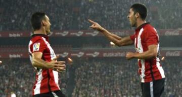 El jugador del Athletic Sabin Merino celebra con Aduriz tras marcar ante el Real Madrid, durante el partido correspondiente a la quinta jornada de Liga disputado esta noche en el estadio de San Mamés