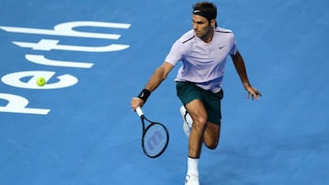 Roger Federer devuelve una bola ante Karen Khachanov durante su partido individual en la Hopman Cup.