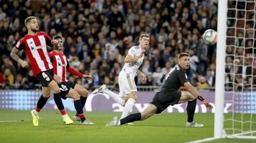 Toni Kroos hits the post against Athletic Bilbao.