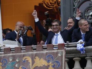 Celebración en la plaza de María Pita. Manuél Pablo, Fernando Vázquez y Tino Fernández.