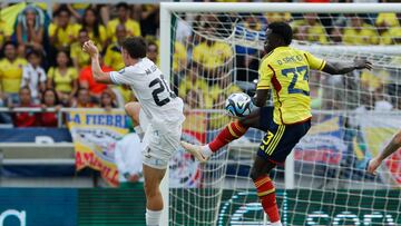 Davinson Sánchez en partido de Colombia ante Uruguay