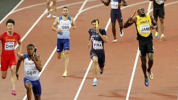 Athletics - World Athletics Championships - Men&#039;s 400 Metres Relay Final - London Stadium, London, Britain &ndash; August 12, 2017. Nethaneel Mitchell-Blake of Great Britain wins the final as Usain Bolt of Jamaica appears injured. REUTERS/John Sibley