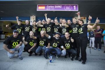 Carlos Sainz Jr. celebra con su equipo el campeonato de las World Series 2014.