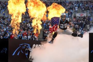 Jonathan Stewart, de los Carolina Panthers hace su salida al campo.