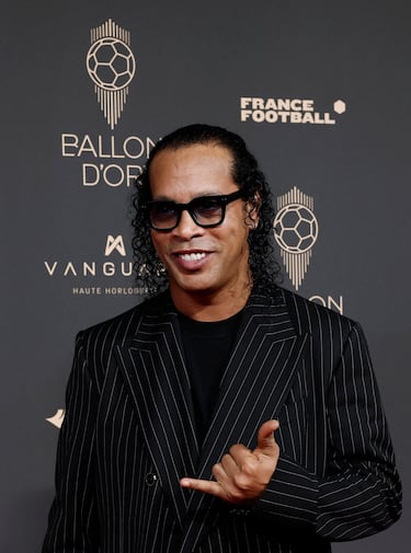 El exfutbolista Ronaldinho posa a su llegada antes de la ceremonia de entrega del Balón de Oro 2025