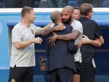 Roberto Martínez y su asistenteThierry Henry se abrazan al final del partido.