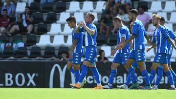 Raúl Carnero celebra su gol al Mérida (0-1).