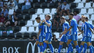 Raúl Carnero celebra su gol al Mérida (0-1).