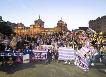 Seguidores del Real Valladolid celebran la permanencia en la fuente de la Plaza de Zorrilla de la capital vallisoletana.