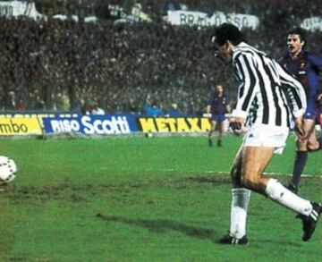 19 de marzo de 1986. Partido de vuelta de cuartos de final de la Copa de Europa entre la Juventus y el Barcelona, el encuentro acab con empate a uno y el pase de los culs a la semifinal. Platini marca el gol de la Juventus.