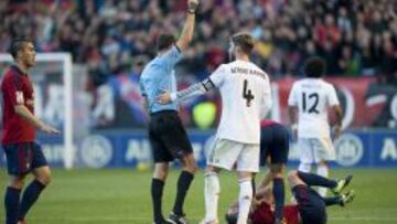 Ramos, en el momento de ser expulsado en Pamplona.