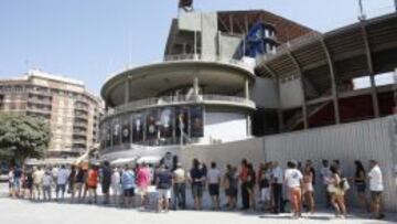 Colas en Mestalla.