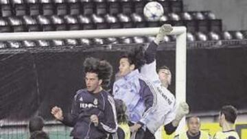<b>ENSAYO POR ALTO. </b>Luxemburgo preparó ayer el modo de defender córners y faltas.