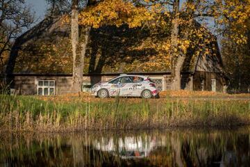 Emma Falcón y Eduardo González con el Peugeot 208 R2 en Letonia.