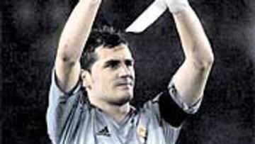 <b>ACABÓ COMO CAPITÁN. </b>Casillas saludó a la afición blanca.