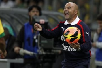 En un amistoso con jugadores del medio local, Jorge Sampaoli sacó un empate a 2 ante Brasil en el Estadio Mineirao. Lo destacado de este cotejo fue el dominio y buen juego de Chile ante los pentacampeones, al punto de que los locales se fueron pifiados de la cancha. 