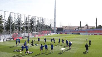 El Atl&eacute;tico, en un entrenamiento antes de pararse la competici&oacute;n.