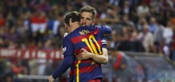 Jordi Alba autor del gol 1-0 celebrandolo con Messi 